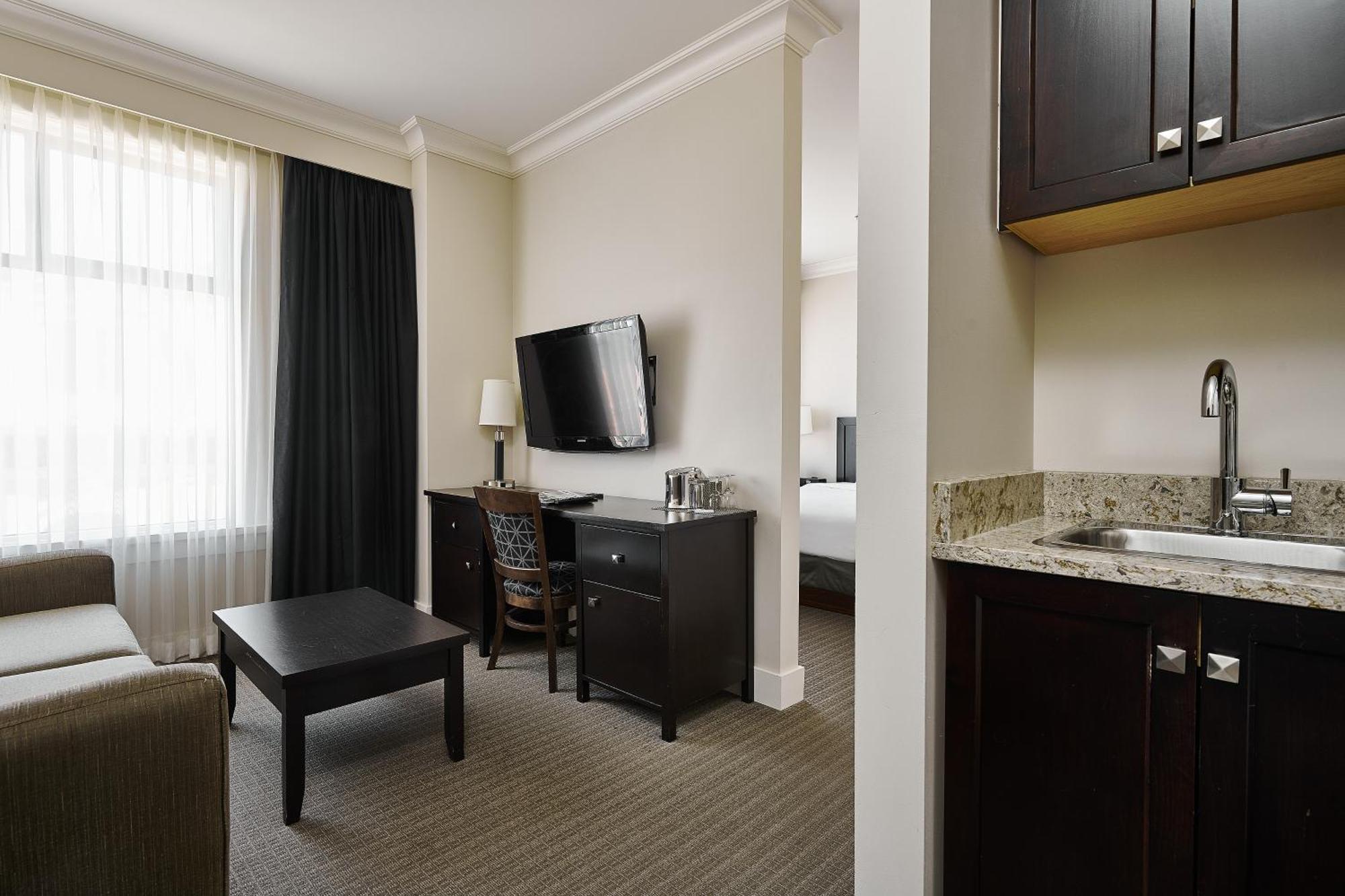 Superior Junior Queen Suite