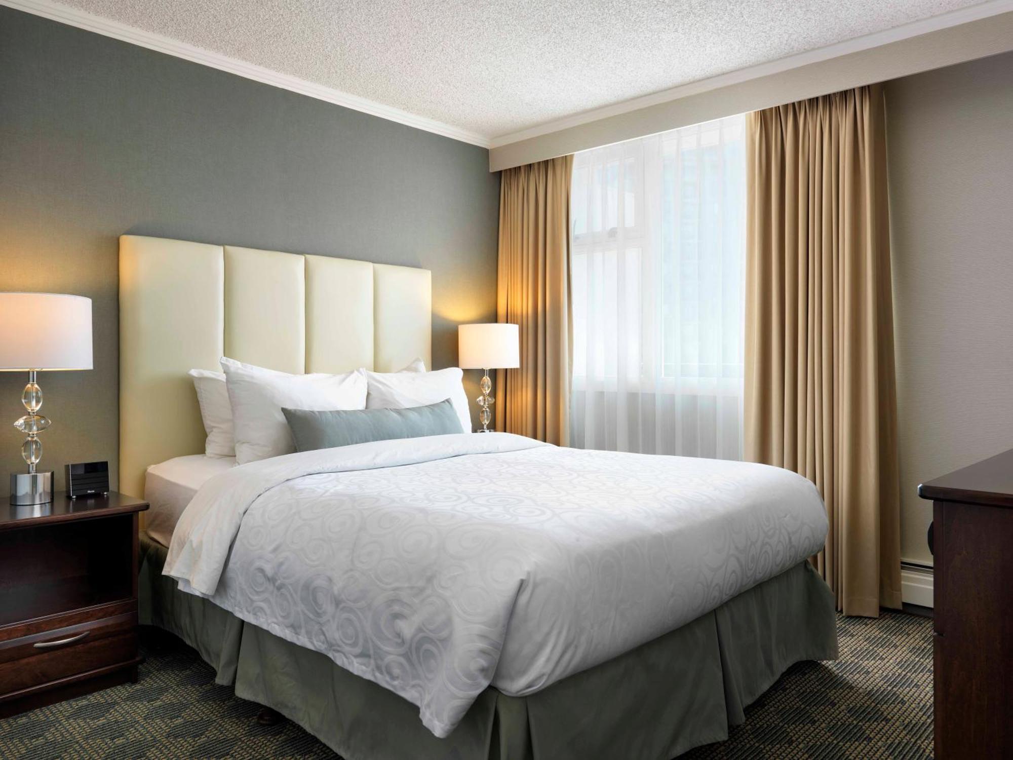 Deluxe Queen Suite