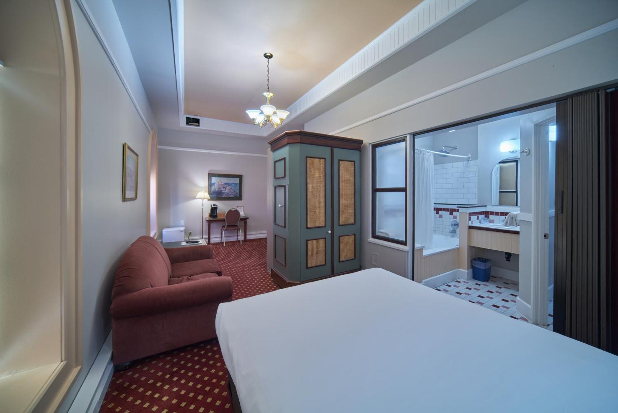 Deluxe Queen Room,1540135453:JPEG