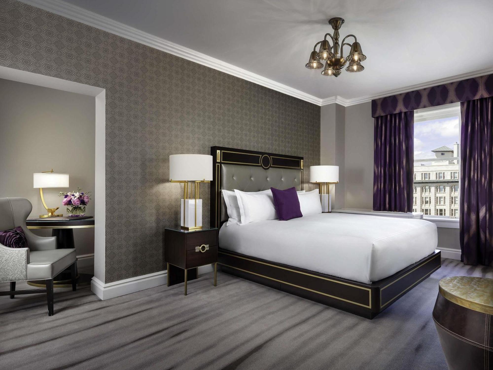 Suite Fairmont Gold mit 1 Schlafzimmer mit Kingsize-Bett und Stadtblick