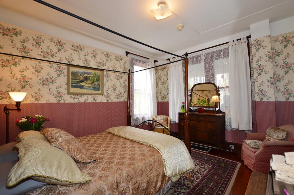 Queen Room with Shared Bathroom