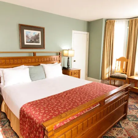 James Bay Inn Hotel, Suites & Cottage-3